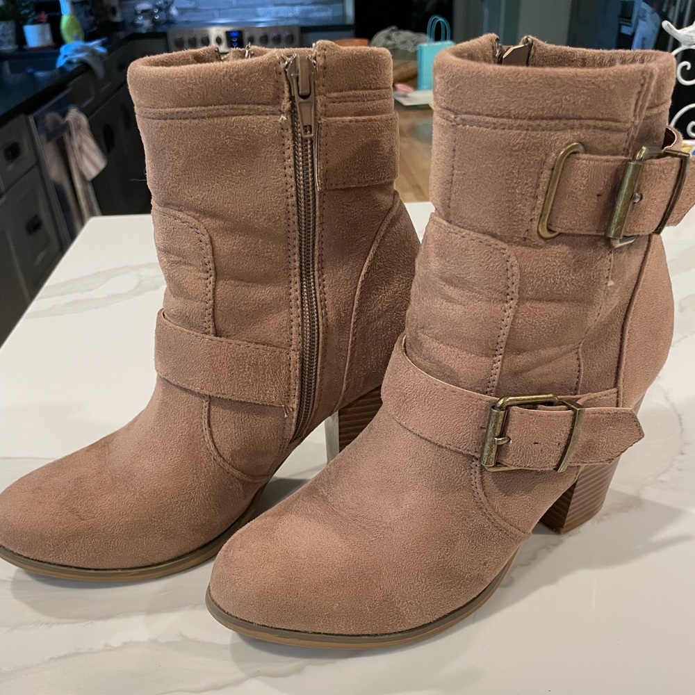 Shoedazzle Healed Boot